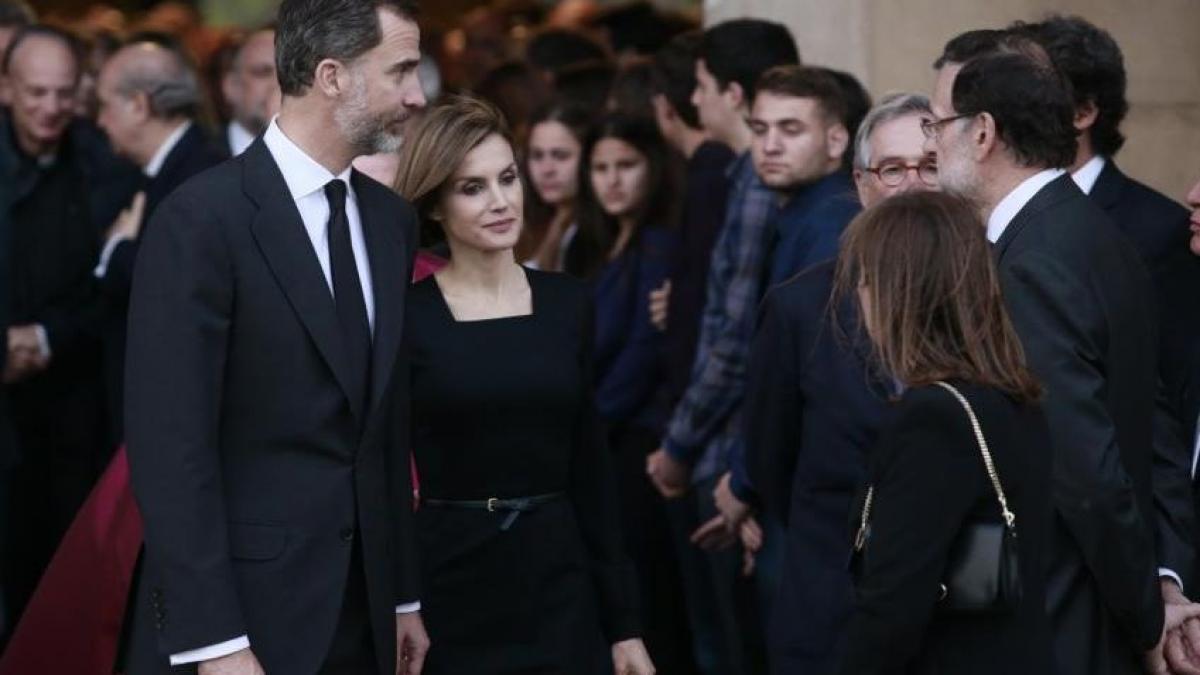 regele spaniei a decorat oficiali si salvatori francezi care au intervenit dupa catastrofa