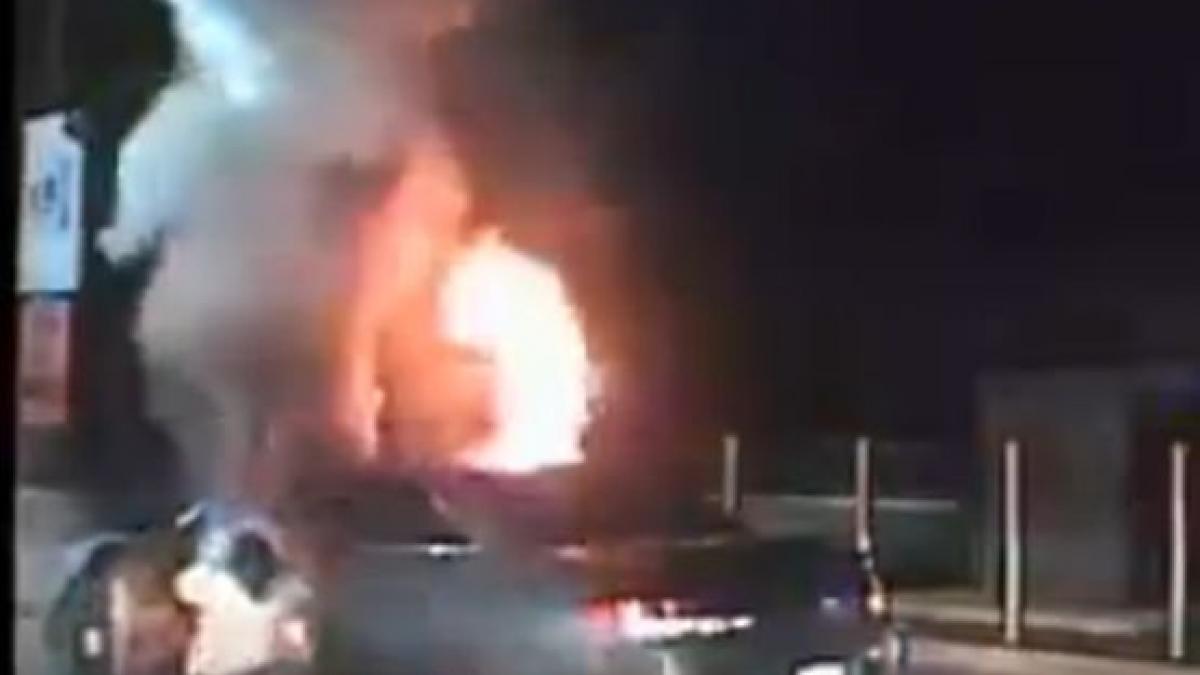 si a dat foc la masina fiind inauntru doi politisti au fost spulberati incercand sa il ajute video