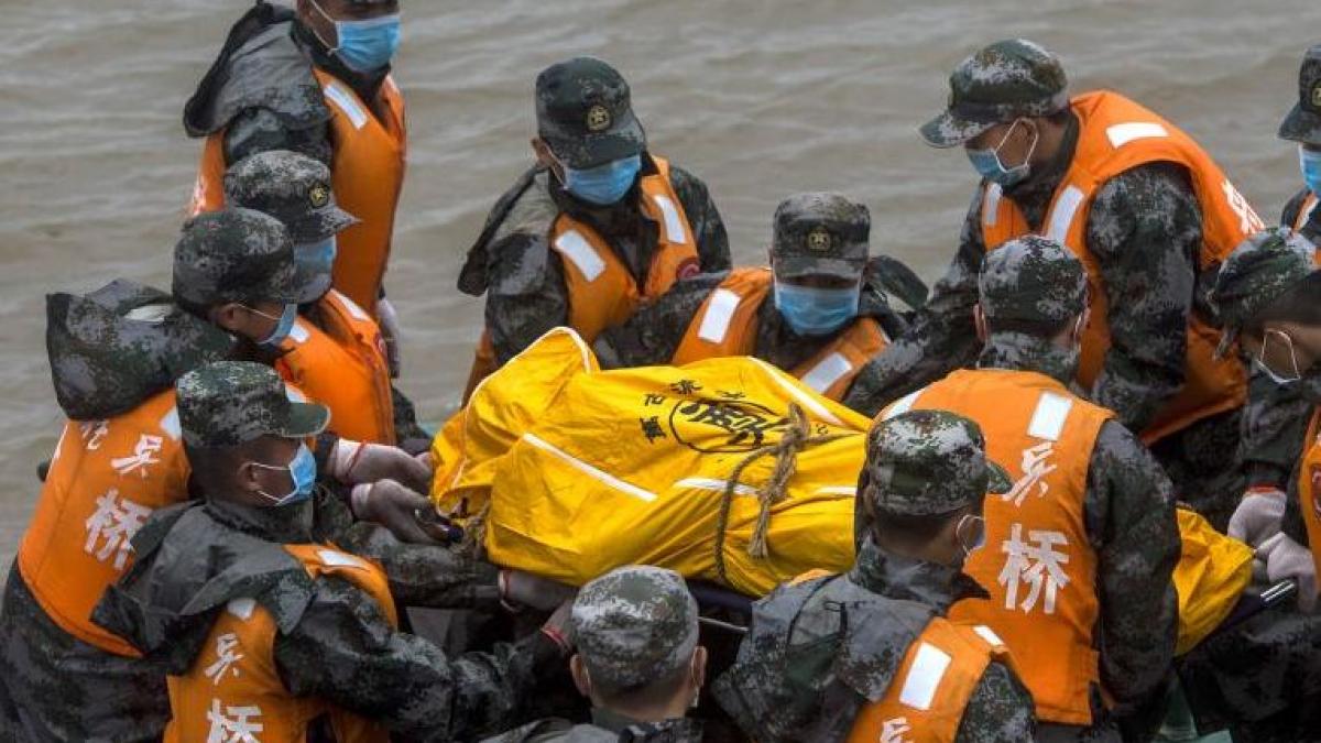 tragedie pe fluviul yangtze continua operatiunile de salvare a pasagerilor de pe vasul de croaziera
