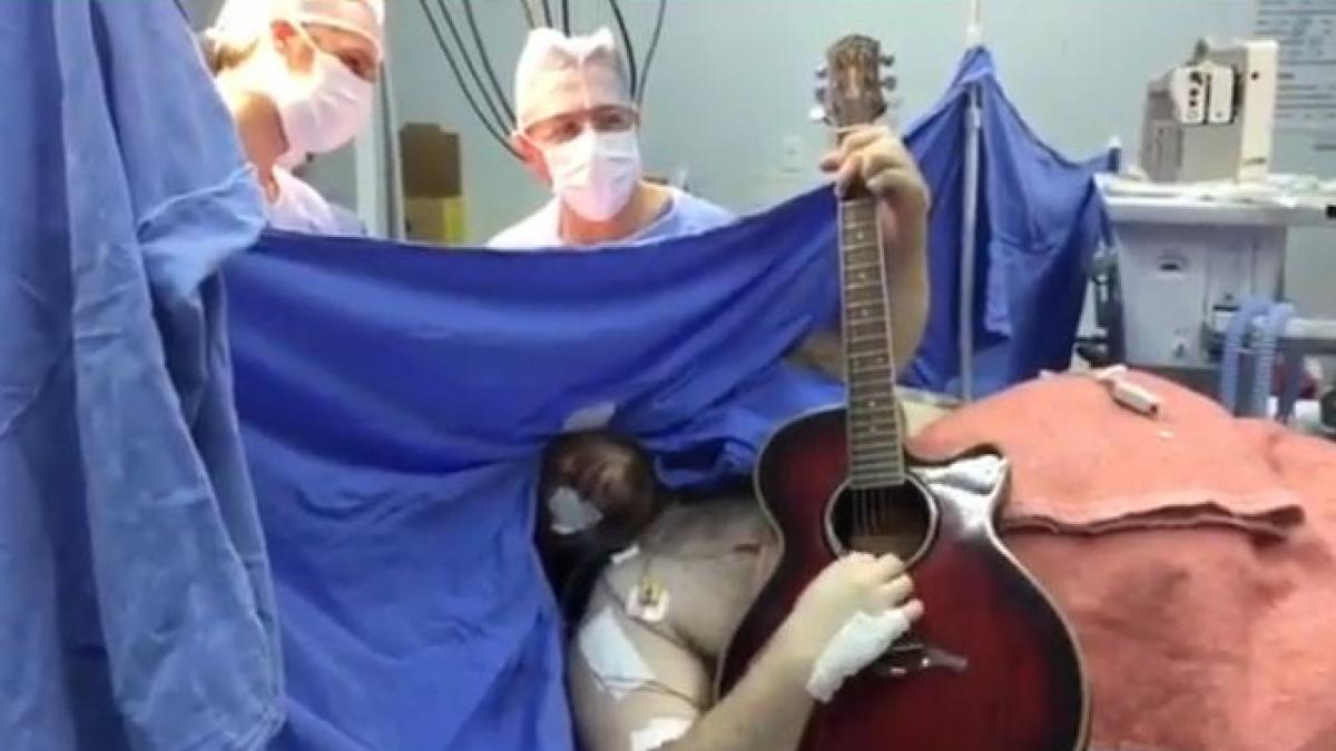 un brazilian a cantat la chitara in timp ce medicii il operau pe creier video