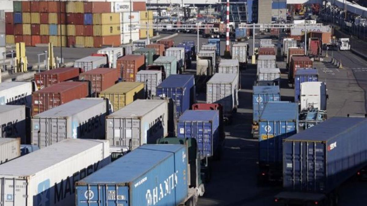 68 de emigranti au fost gasiti inchisi intr un container din marea britanie