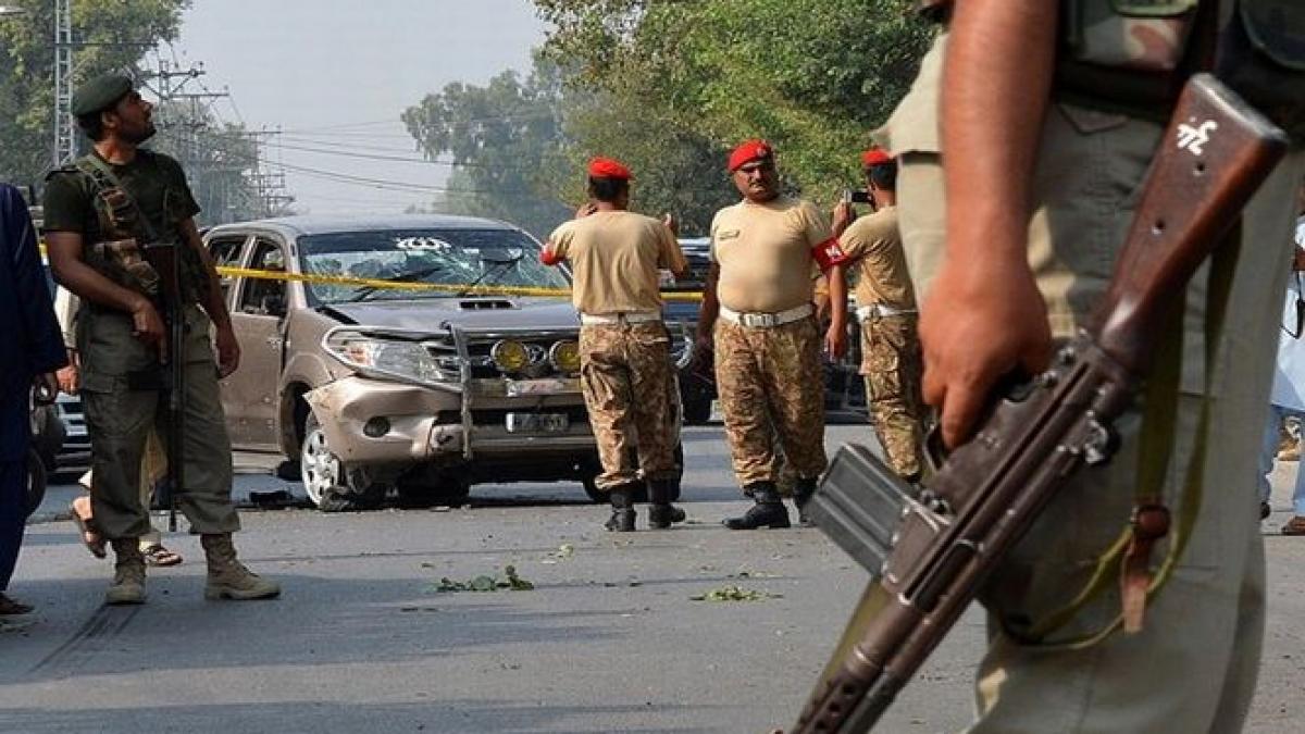 un terorist sinucigas a omorat sapte soldati in nv pakistanului