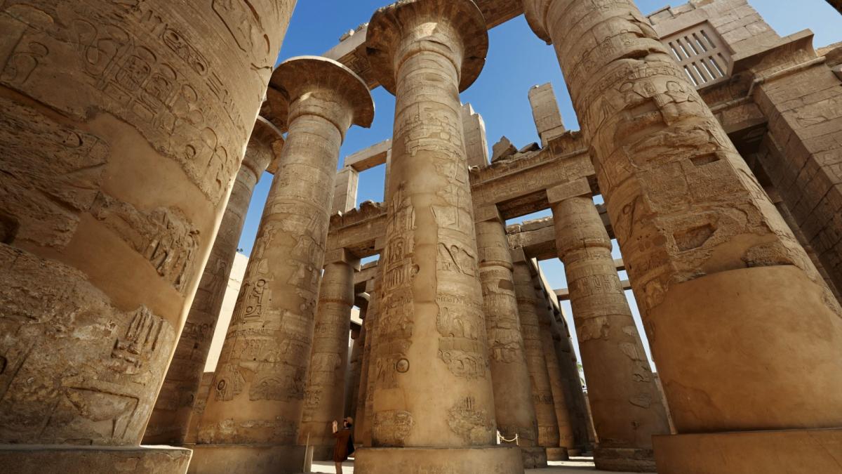 atentat terorist sinucigas la portile templului luxor nu se stie numarul exact al victimelor video