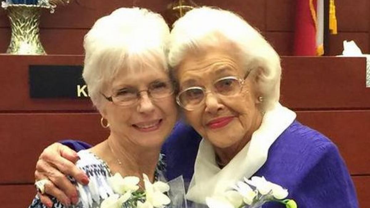 o femeie de 92 de ani si a adoptat verisoara de 76 de ani