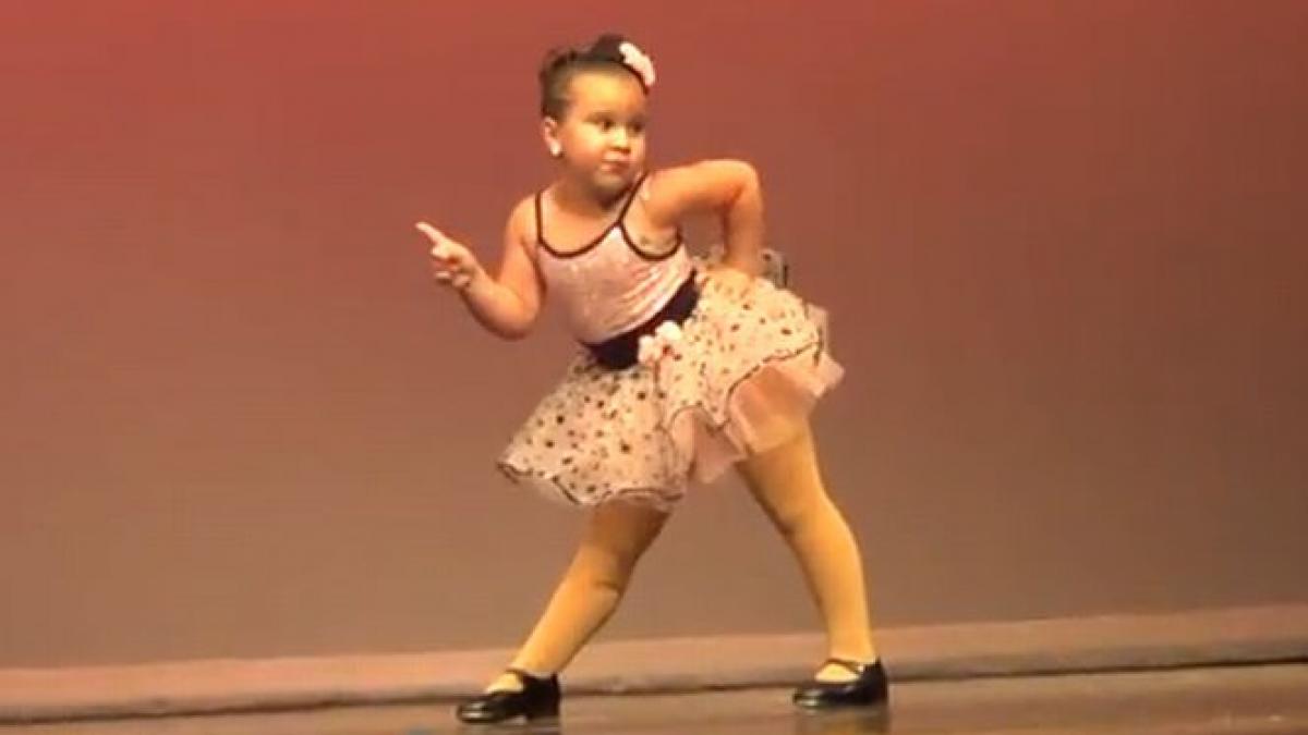o fetita de 6 ani a cucerit internetul cu un dans adorabil