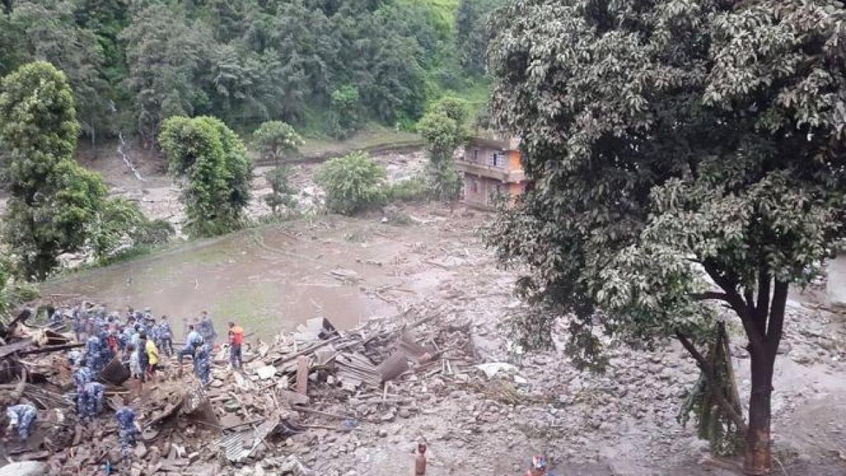 alunecarile masive de teren din nepal au provocat moartea a cel putin 36 de persoane