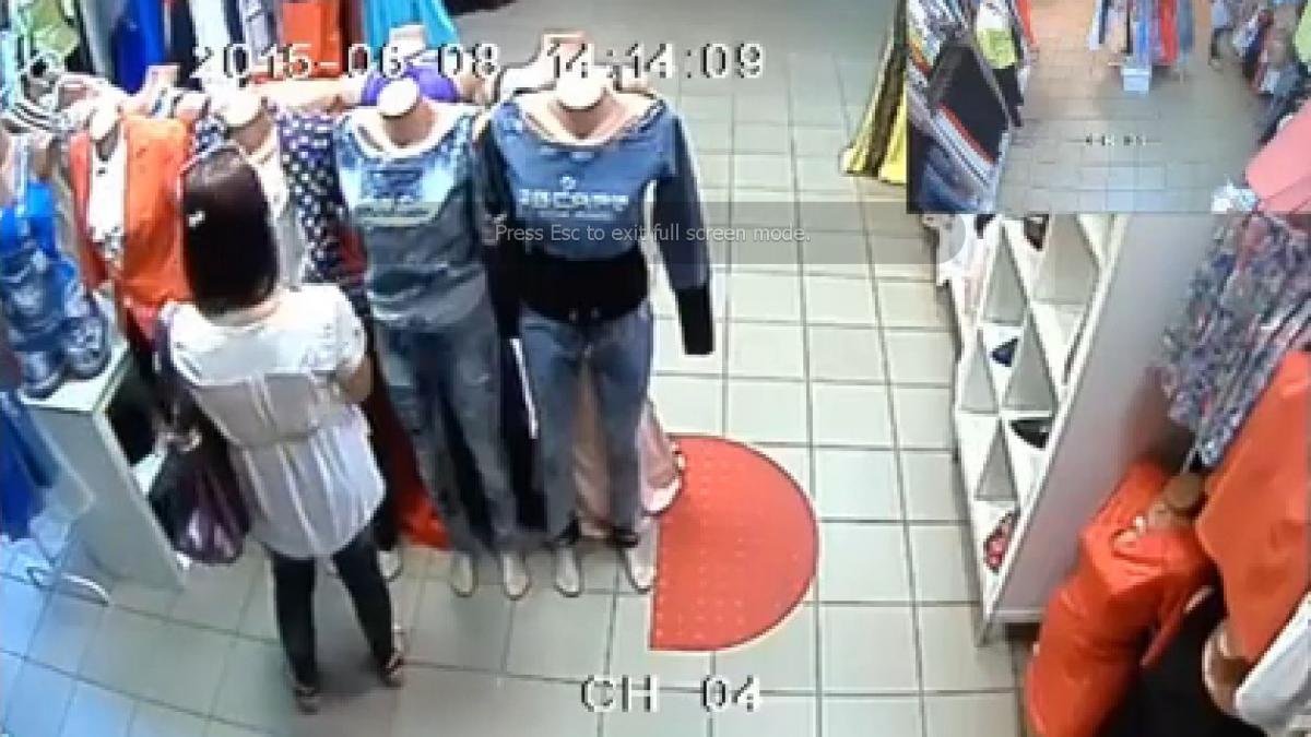 doua fete au fost surprinse de camerele de supraveghere in timp ce furau haine de pe manechine