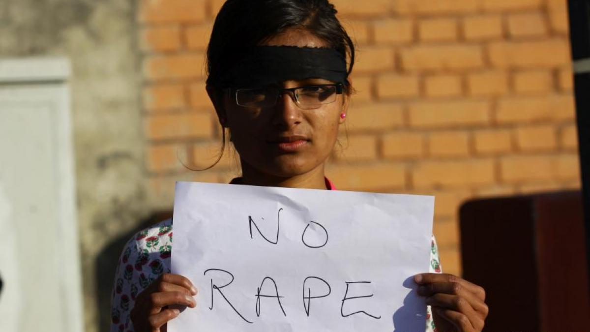 7 romani au violat o tanara britanica si au filmat toata grozavia cu telefonul mobil unul dintre