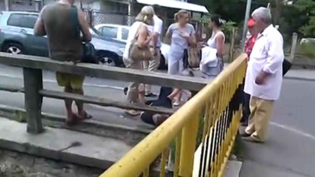 incident socant la cluj barbat lesinat langa spital ambulantele trec pe langa el