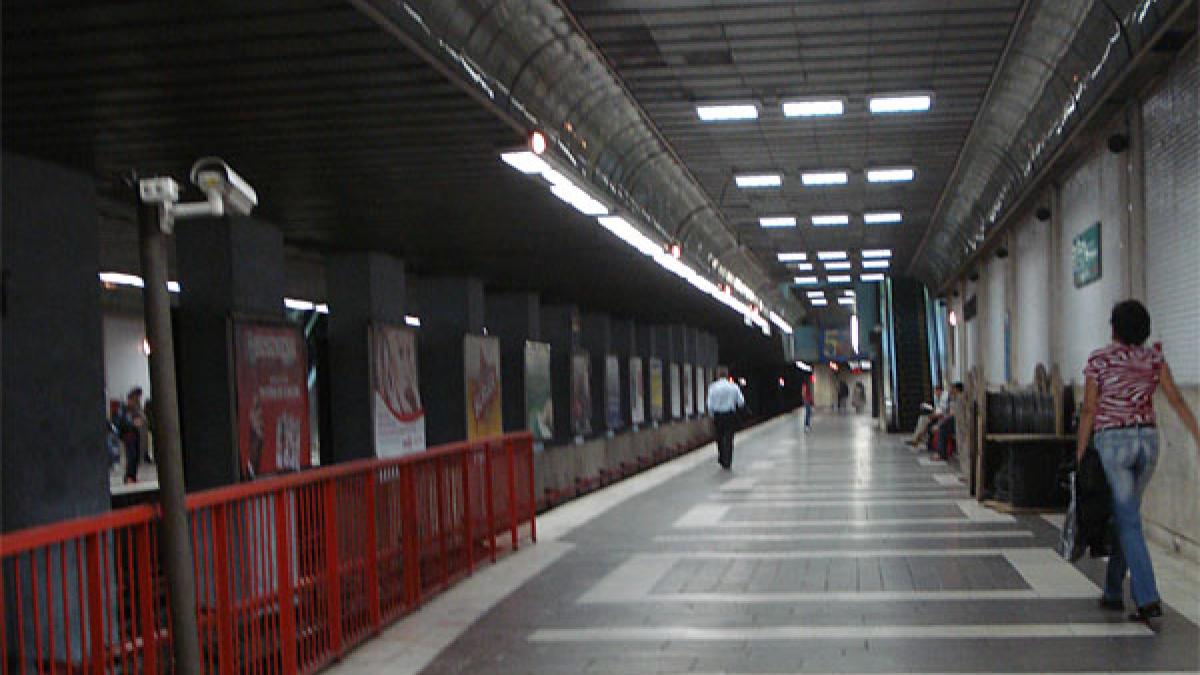 circulatia metroului perturbata din cauza unui colet suspect ce au descoperit pirotehnistii