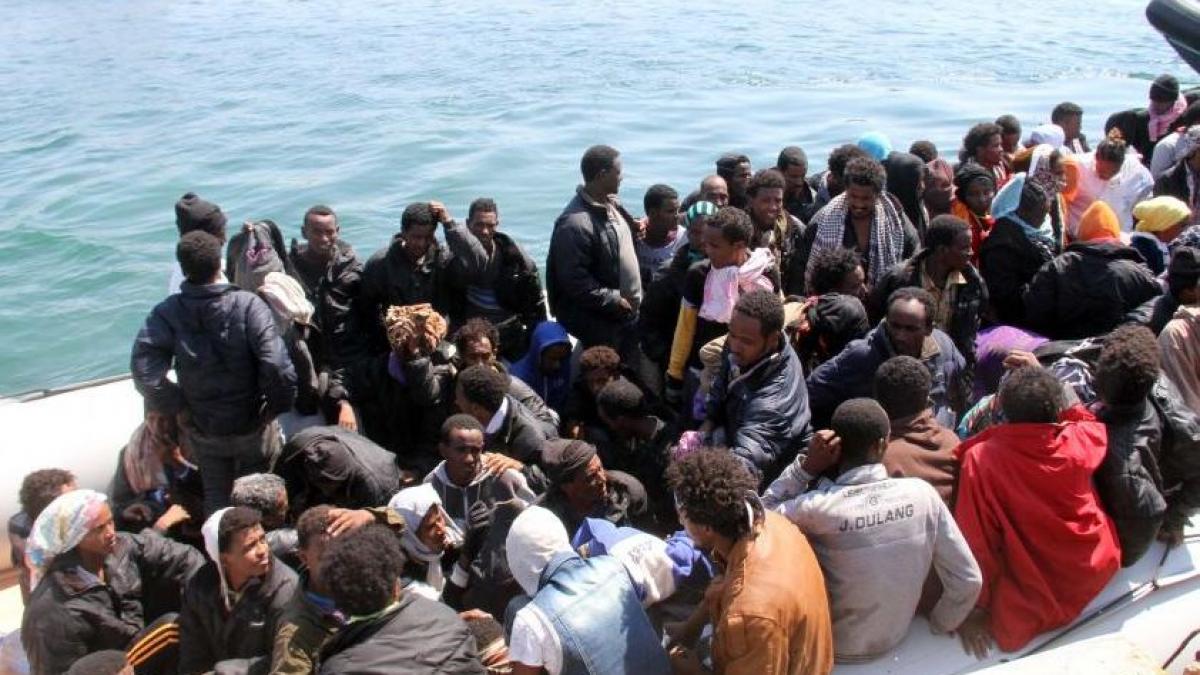 italia ameninta ca va acorda vize schengen imigrantilor care traverseaza mediterana in lipsa unei