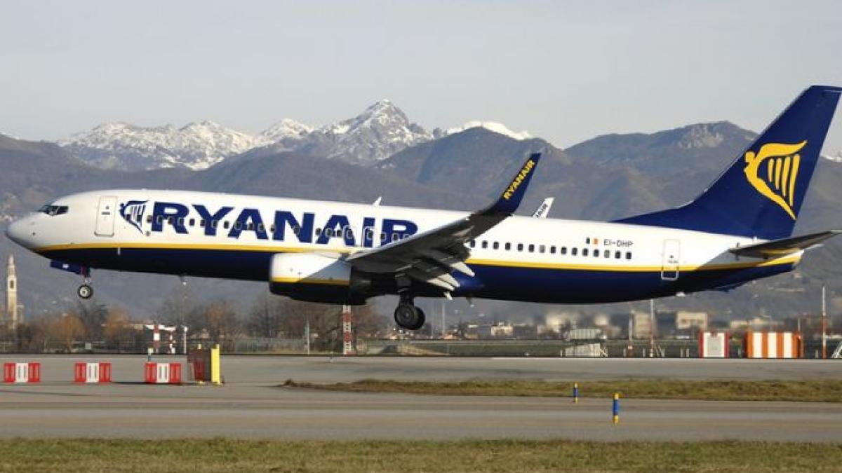 au intrat pe pista cu riscul sa fie raniti doi turisti au incercat sa opreasca un avion