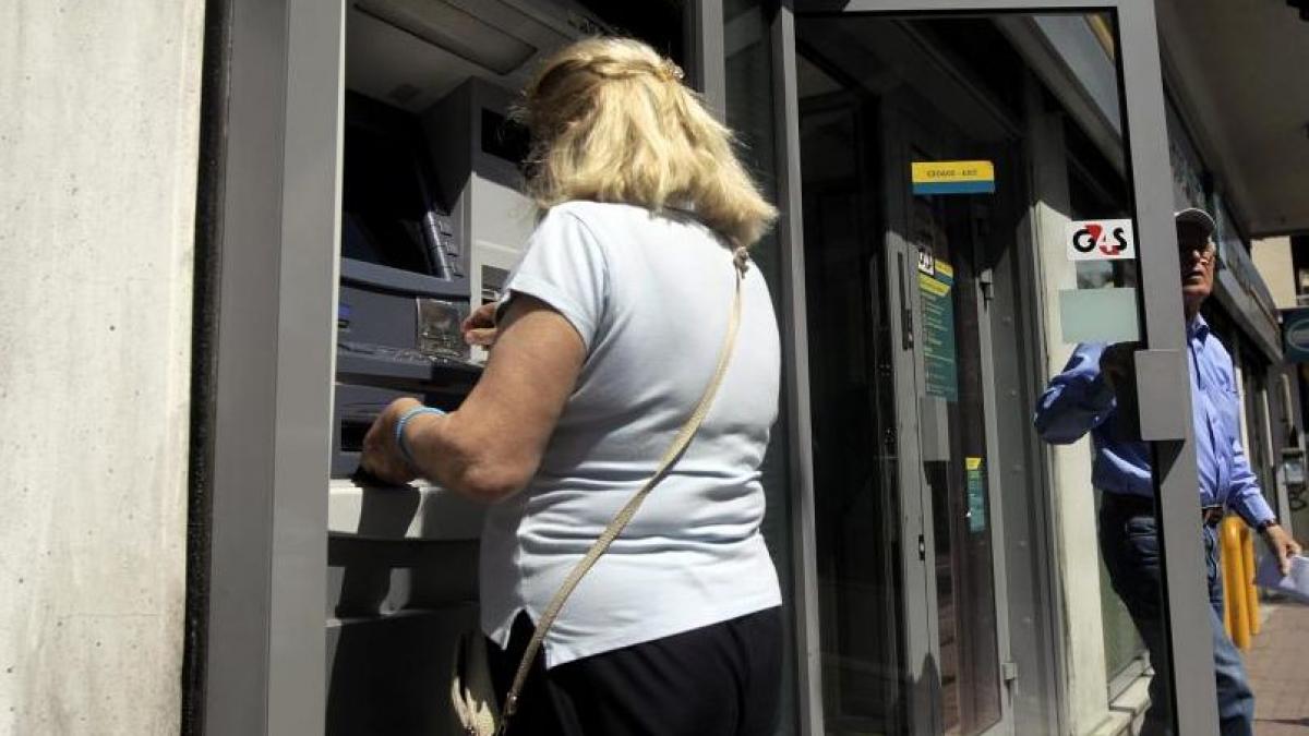 grecii au retras 800 de milioane de euro intr o singura zi din bancile elene