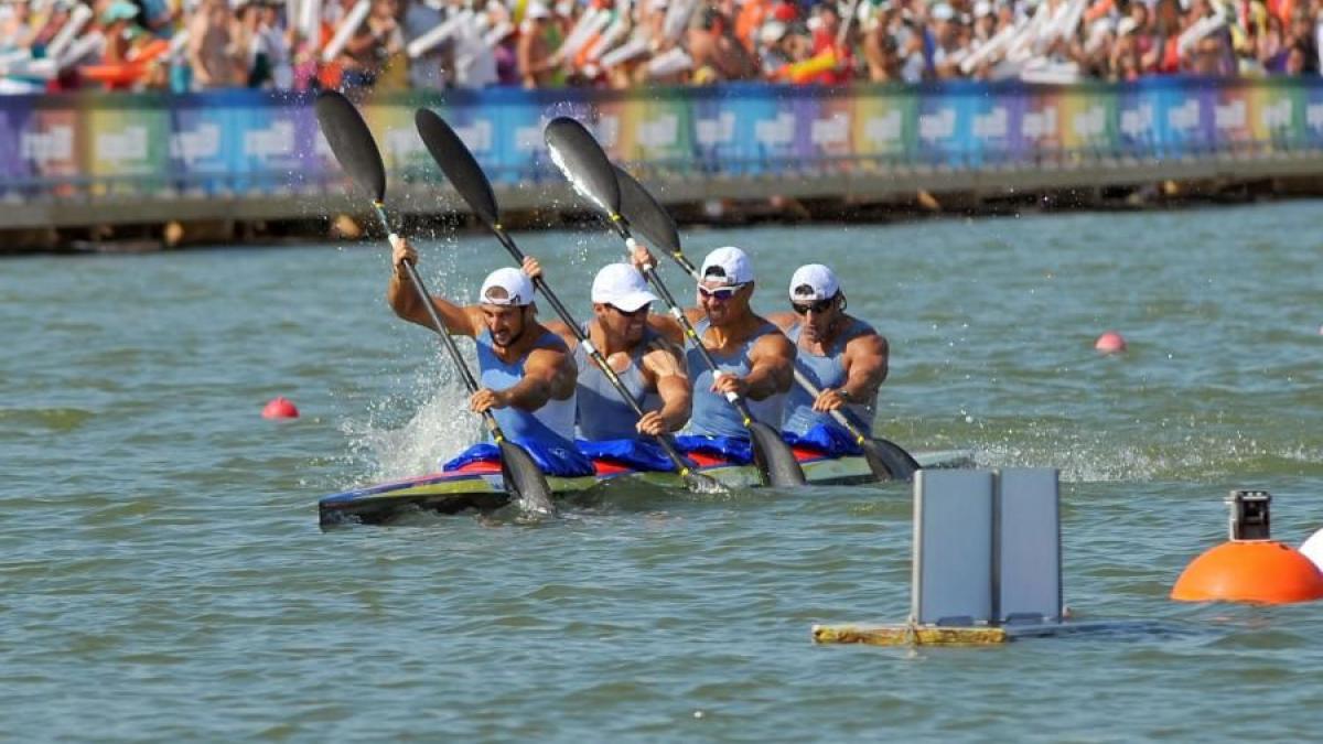 sportivii din lotul national de kaiac canoe amenintati cu pistolul pe lacul snagov