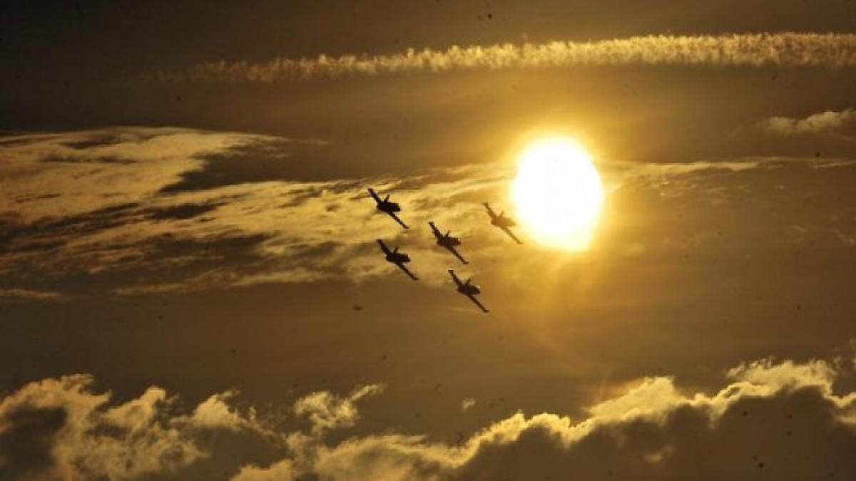 acrobatii spectaculoase pe cerul capitalei la bias 2015 vedeti imagini impresionante de la cel mai