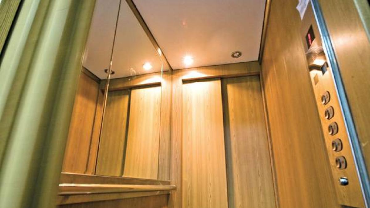 a agresat sexual patru copii in liftul unui bloc din capitala i a blocat intre etaje si apoi s a