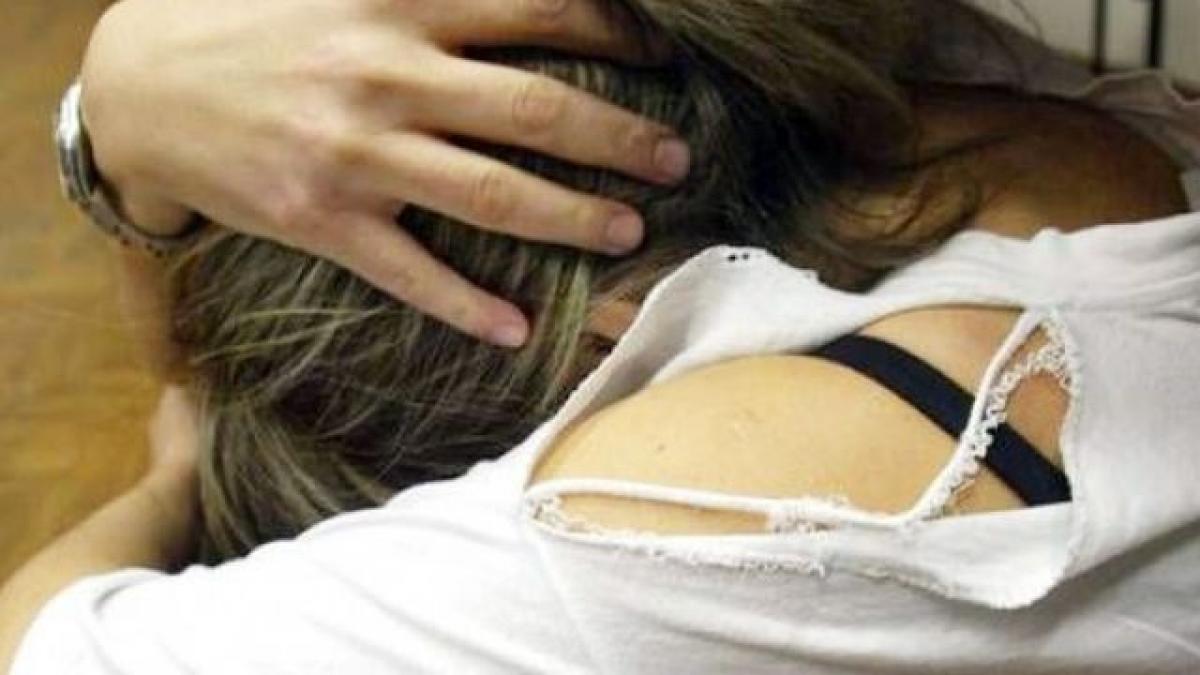 sapte tineri acuzati de viol eliberati judecatorii le au impus tinerilor o serie de restrictii