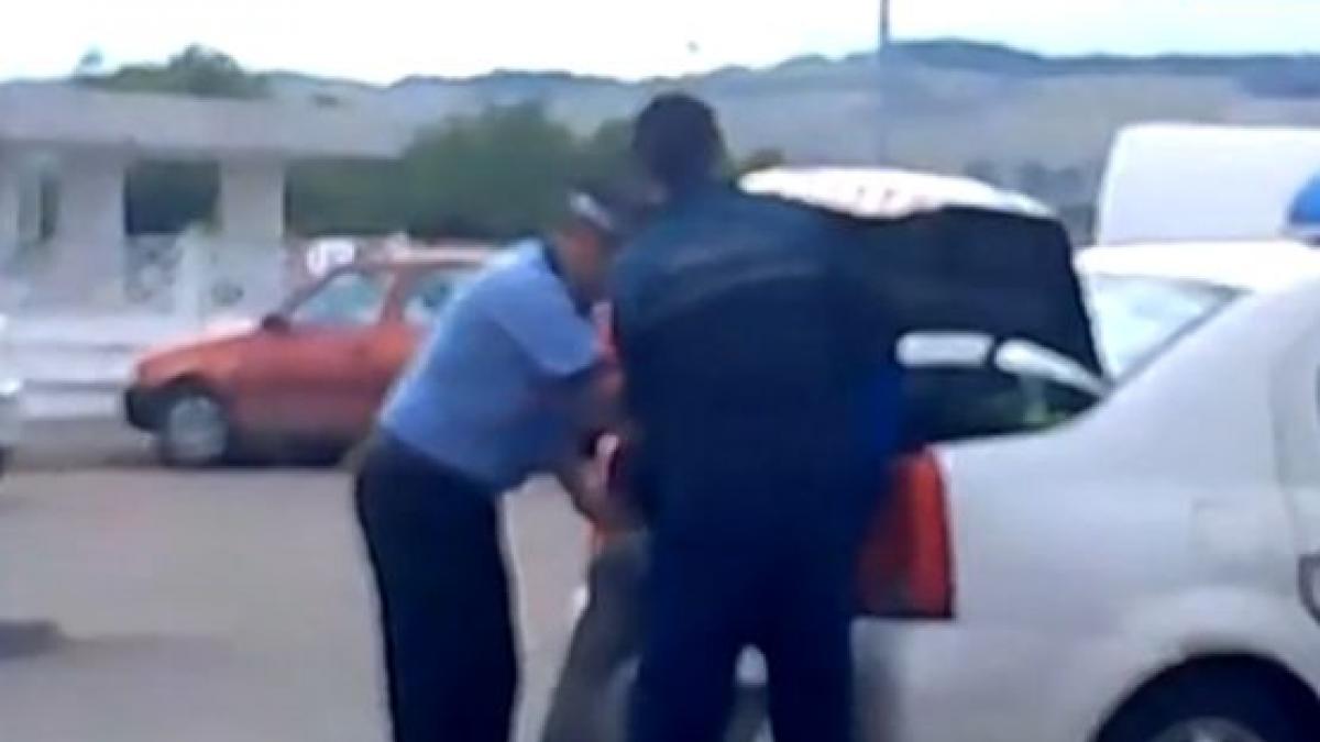 scene de tot rasul politistii au inghesuit un barbat in portbagaj ca pe un sac de cartofi