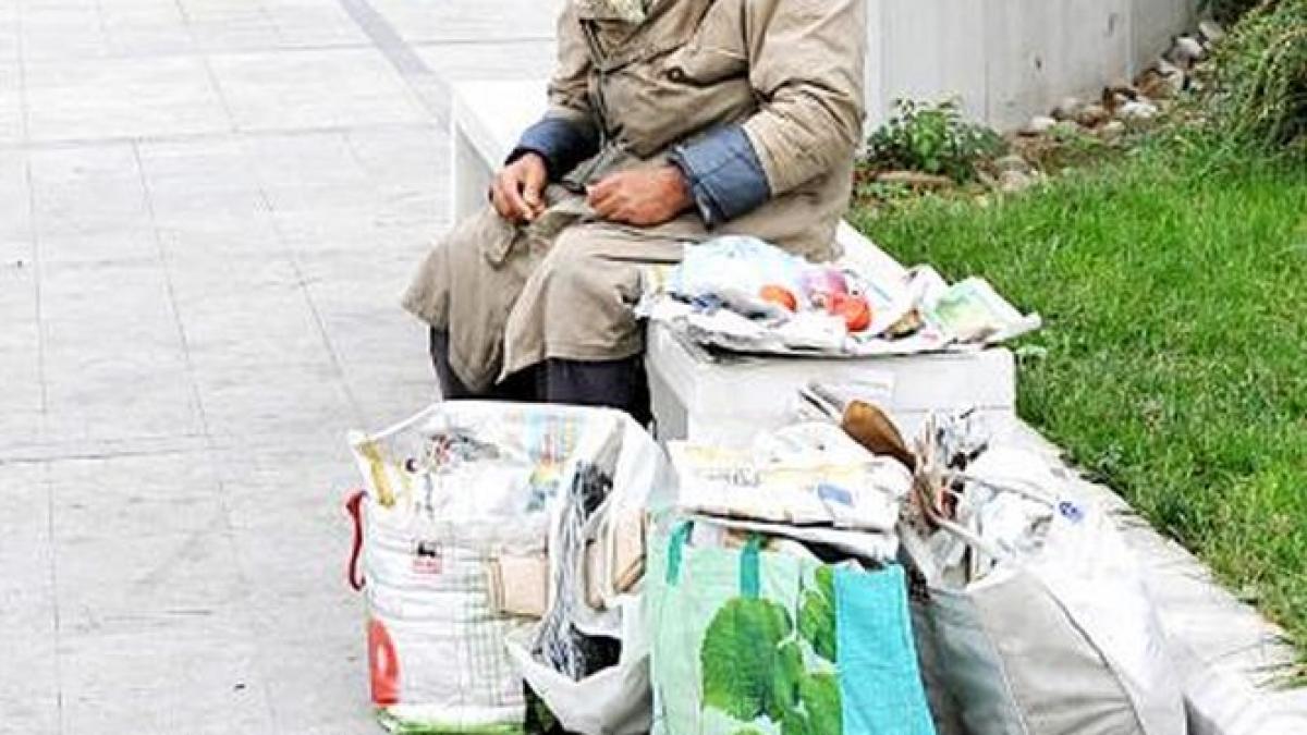 o romanca de etnie roma a fost arestata in italia batea si obliga oameni cu dizabilitati sa