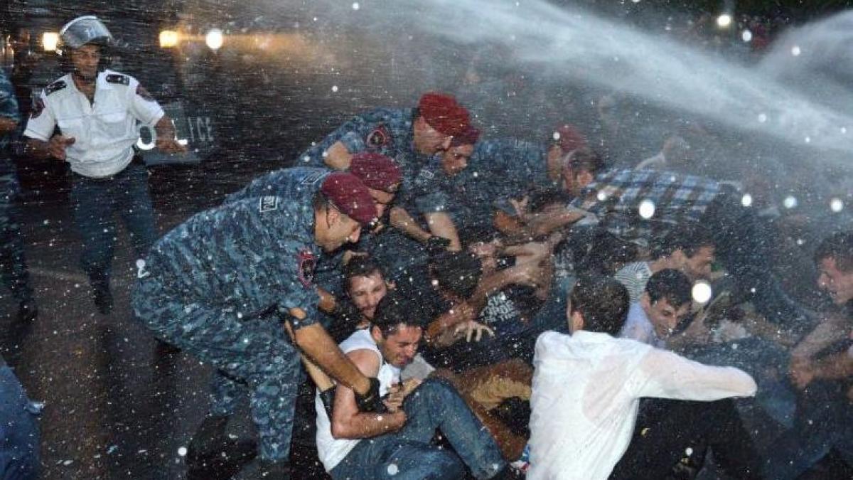 protestatarii retinuti la erevan luni seara au fost eliberati de politia armeana