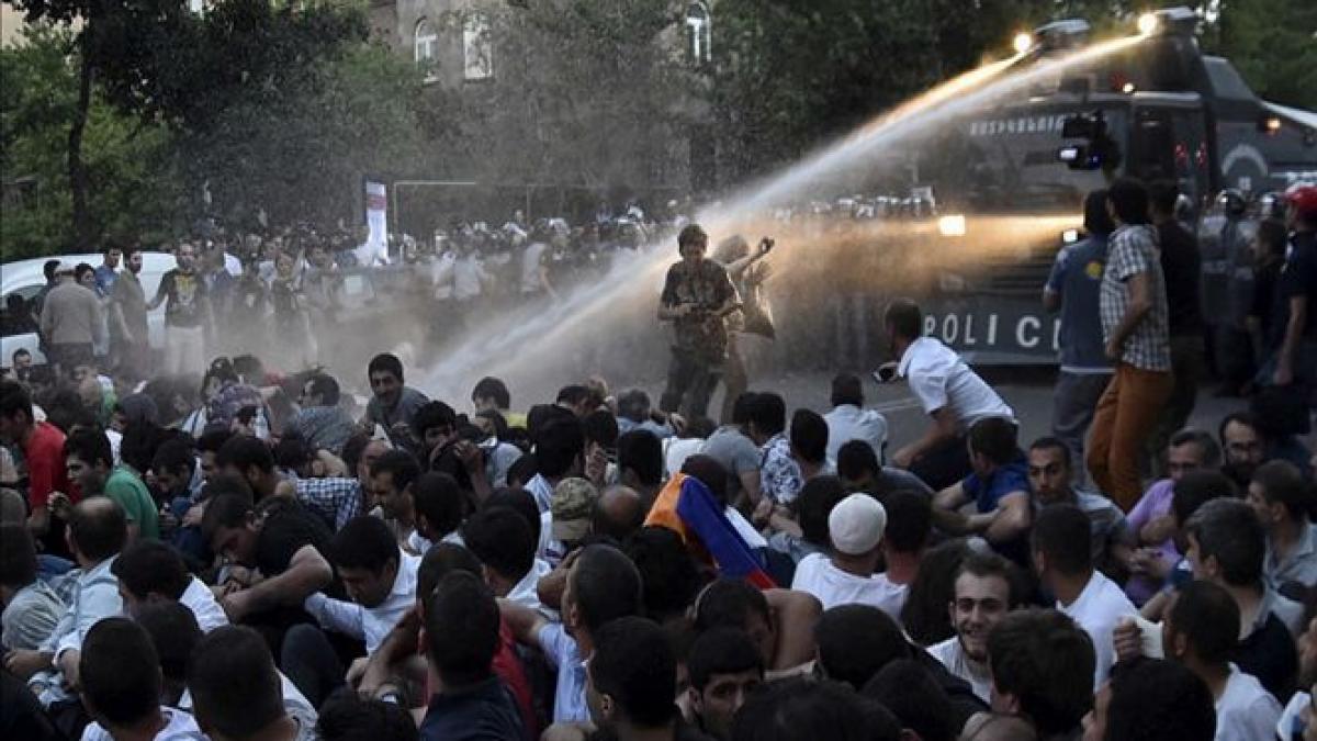proteste violente in armenia sute de persoane au fost arestate si multi manifestanti au fost raniti