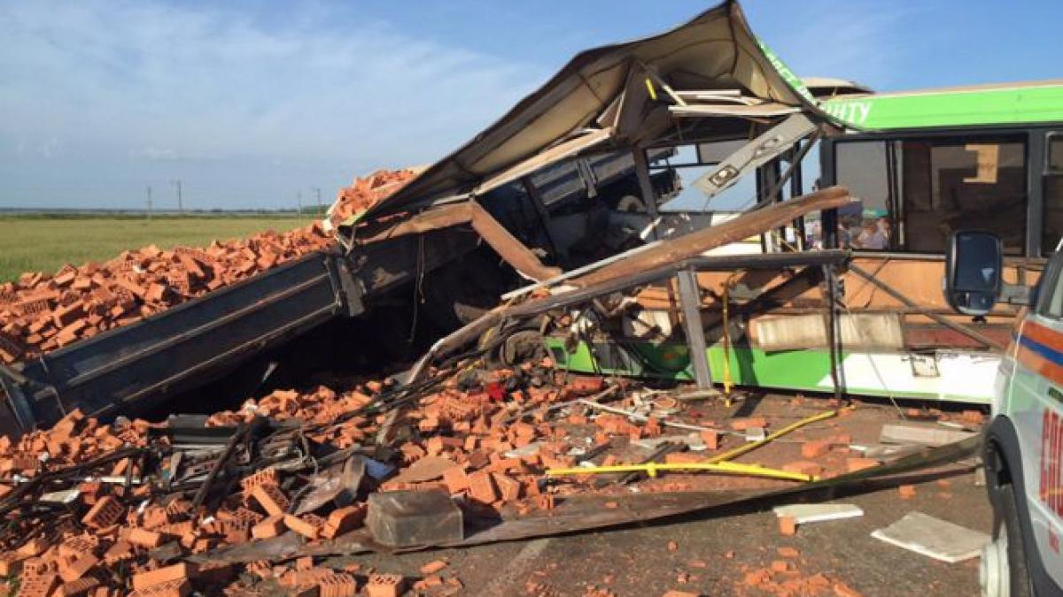 accident grav in rusia 15 oameni au murit dupa ce un camion a intrat intr un autobuz plin de