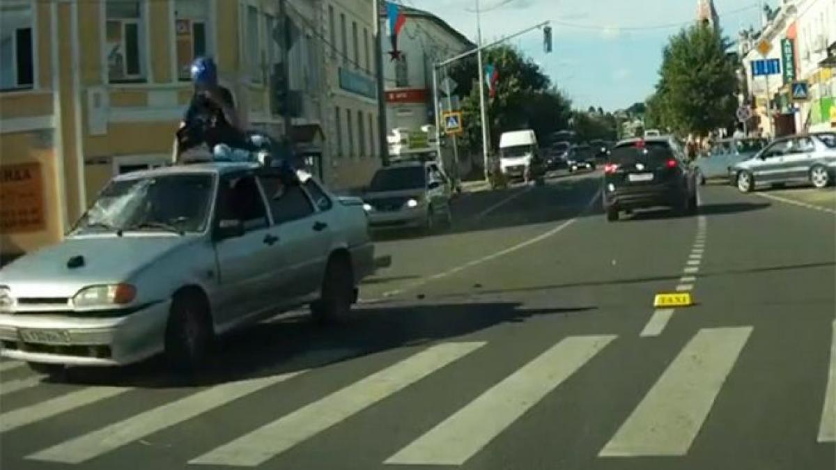 cascadorie nedorita a scapat teafar dupa ce s a ciocnit frontal cu o masina video