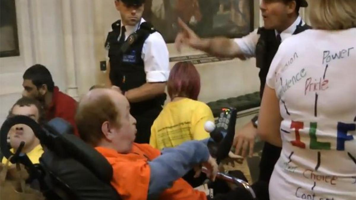 protest din scaune cu rotile persoanele cu dizabilitati au incercat sa forteze intrarea in sedinta