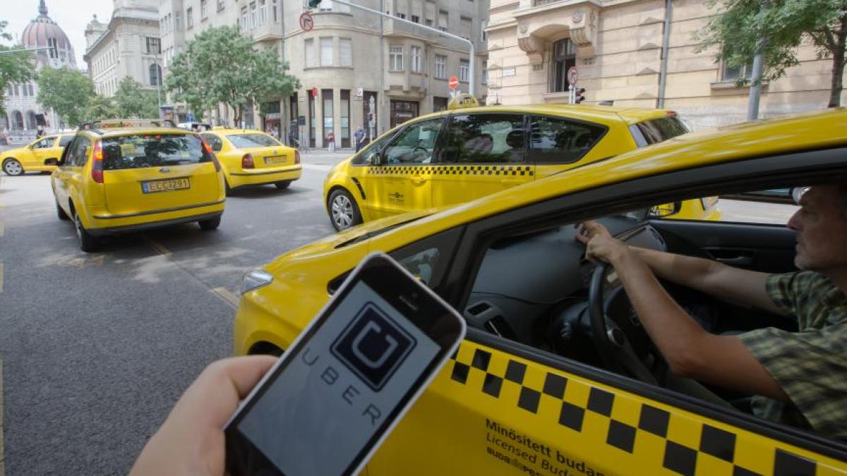 taximetristii francezi sunt furiosi pe uber au blocat accesul la aeroporturile si garile din paris