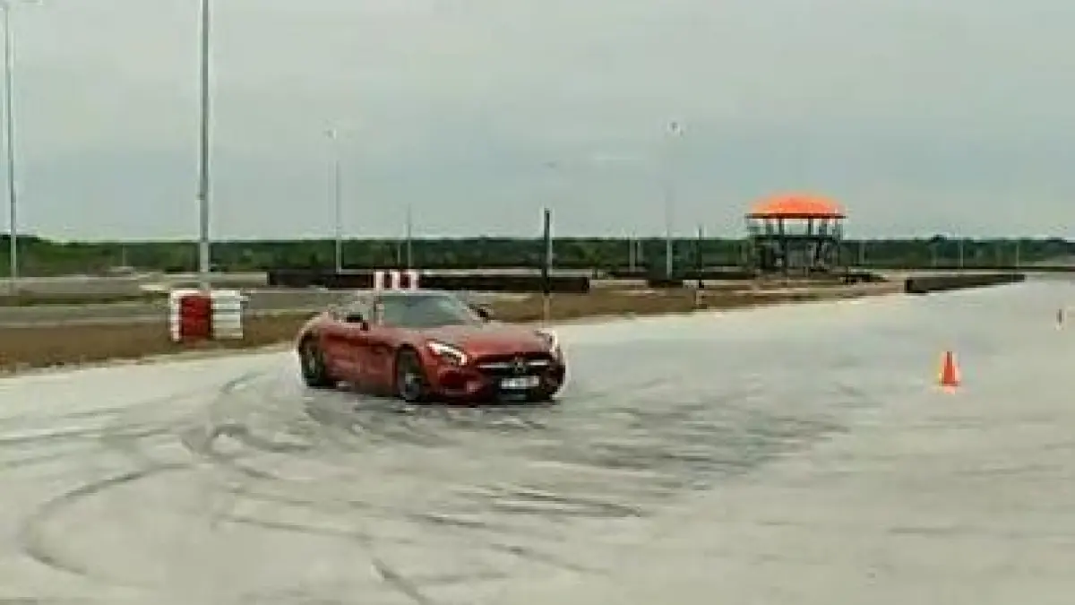 primul circuit auto pentru condus defensiv
