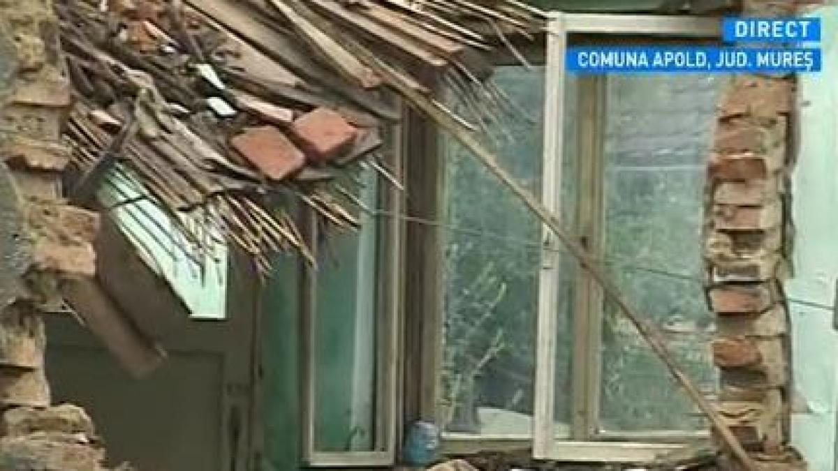 imaginile dezastrului din mures case distruse si oameni evacuati