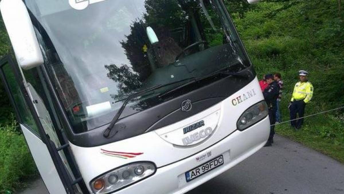 scene de groaza pe o sosea din romania autocar suspendat pe marginea prapastiei