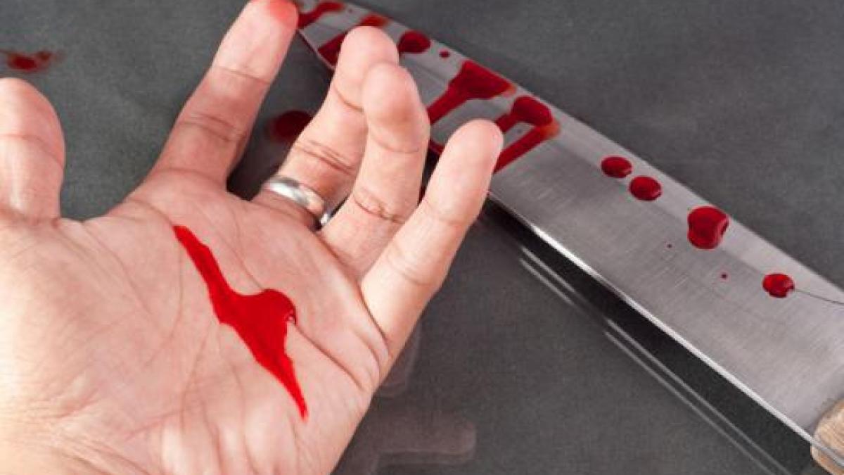 barbat cautat de politisti dupa ce si a injunghiat fiul