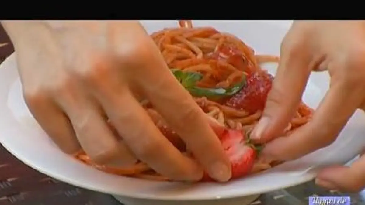 numai de bine paste cu sos de rosii si capsune