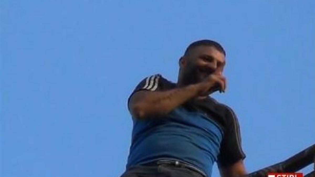 tanar baut amenintari cu sinuciderea si circ pe bloc