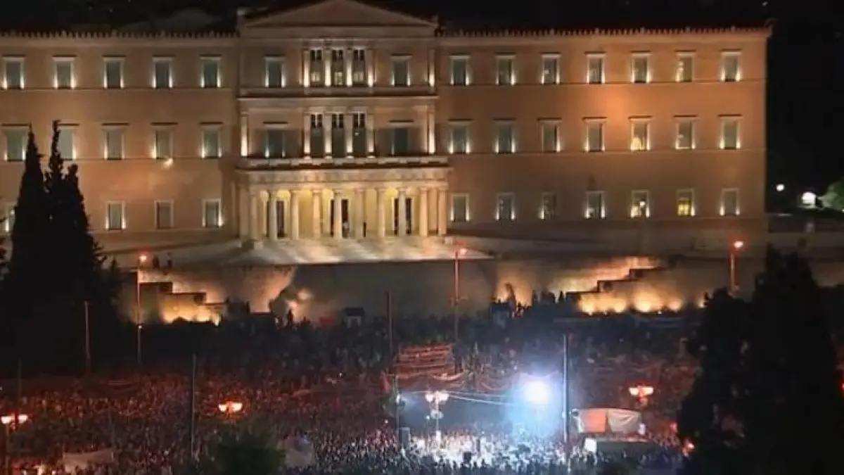 grecii au iesit pe strazi zeci de mii de persoane protesteaza langa parlament
