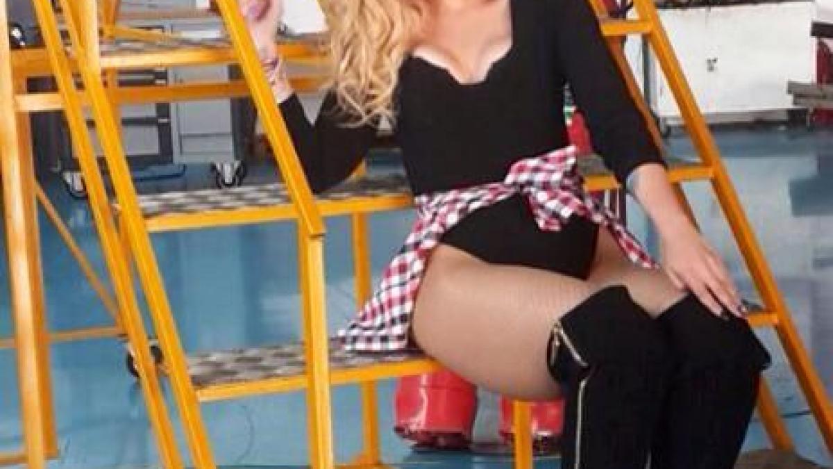 imagini hot cu oana radu si dansatoarea ei in toaleta unei benzinarii