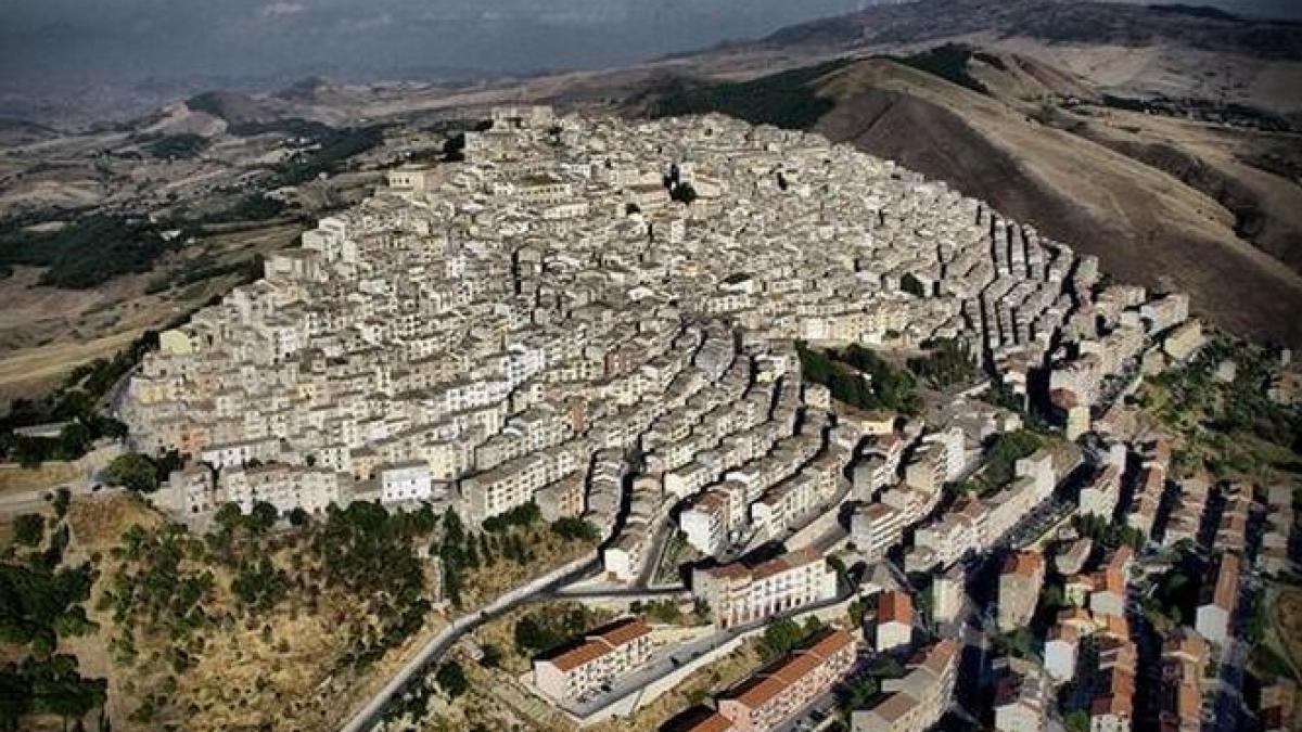 nu este o gluma se dau gratuit case intr un sat din sicilia