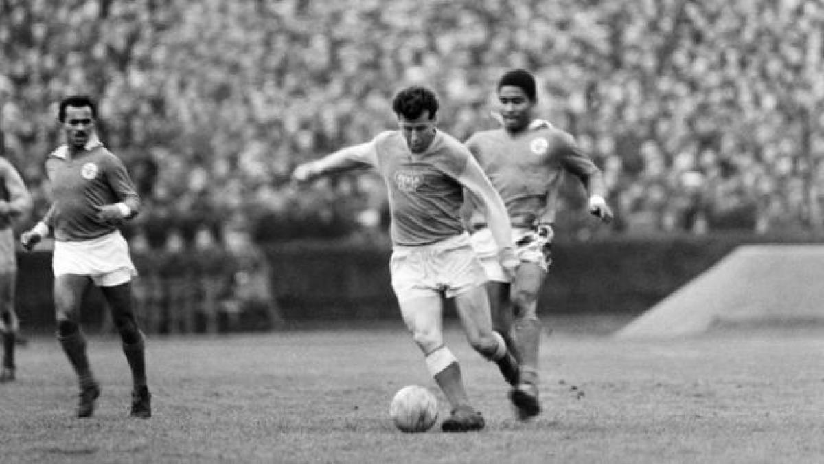 o legenda a fotbalului a murit a fost balon de aur