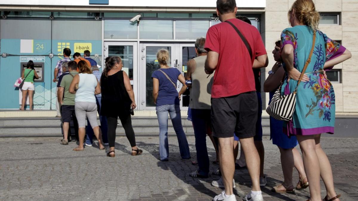 primul stat care ordona bancilor sa si retraga banii din grecia