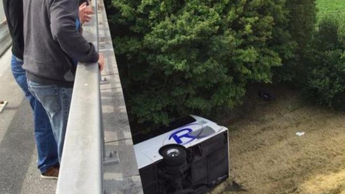un autocar plin de elevi s a rasturnat in belgia soferul a murit si un copil este la terapie