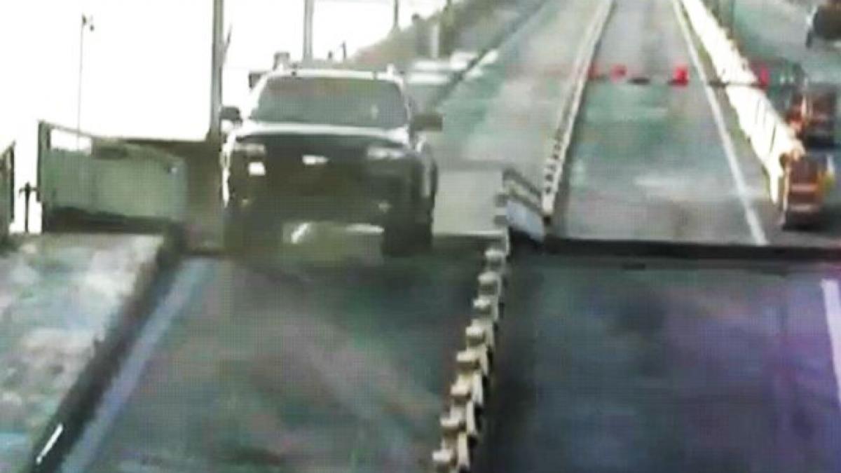 era cu ochii la gps si nu a vazut ca podul se ridica accidentul surprins de camerele de supraveghere