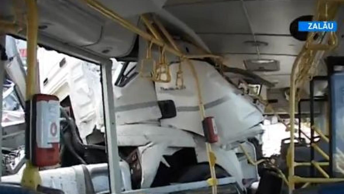 un tir a ramas fara frane si a facut prapad pe o sosea din zalau