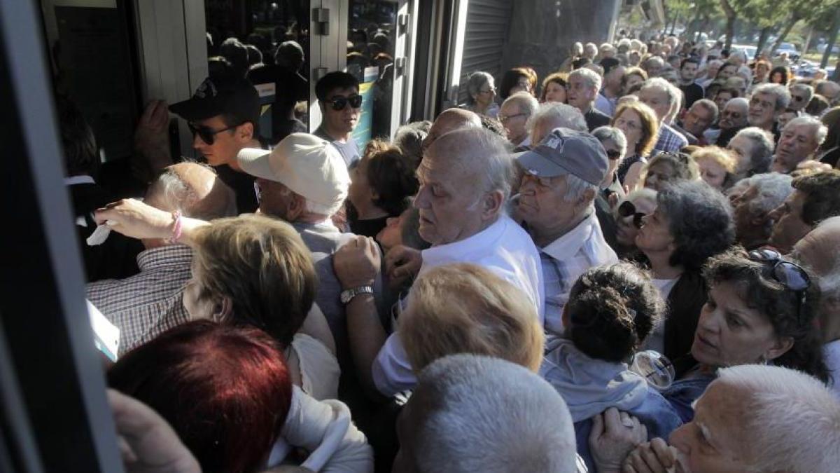 cozi uriase la sediile bancilor din grecia dupa ce guvernul elen a ordonat redeschiderea lor