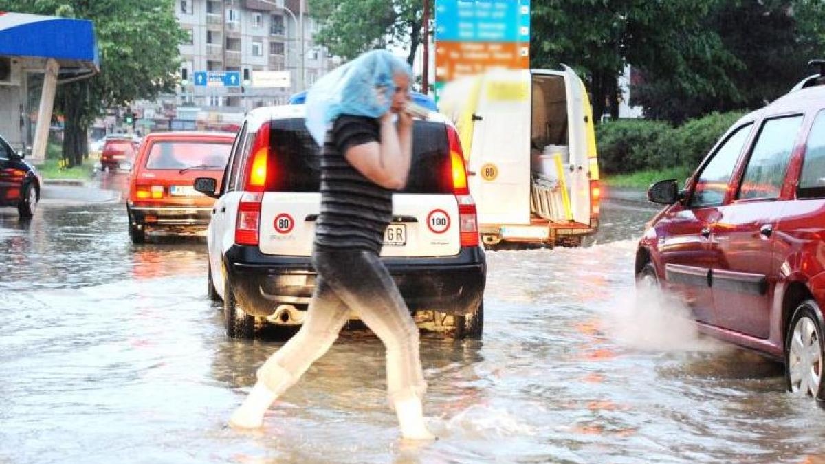 craiova s a transformat intr o mica venetie dupa o ploaie torentiala strazile au fost inundate intr
