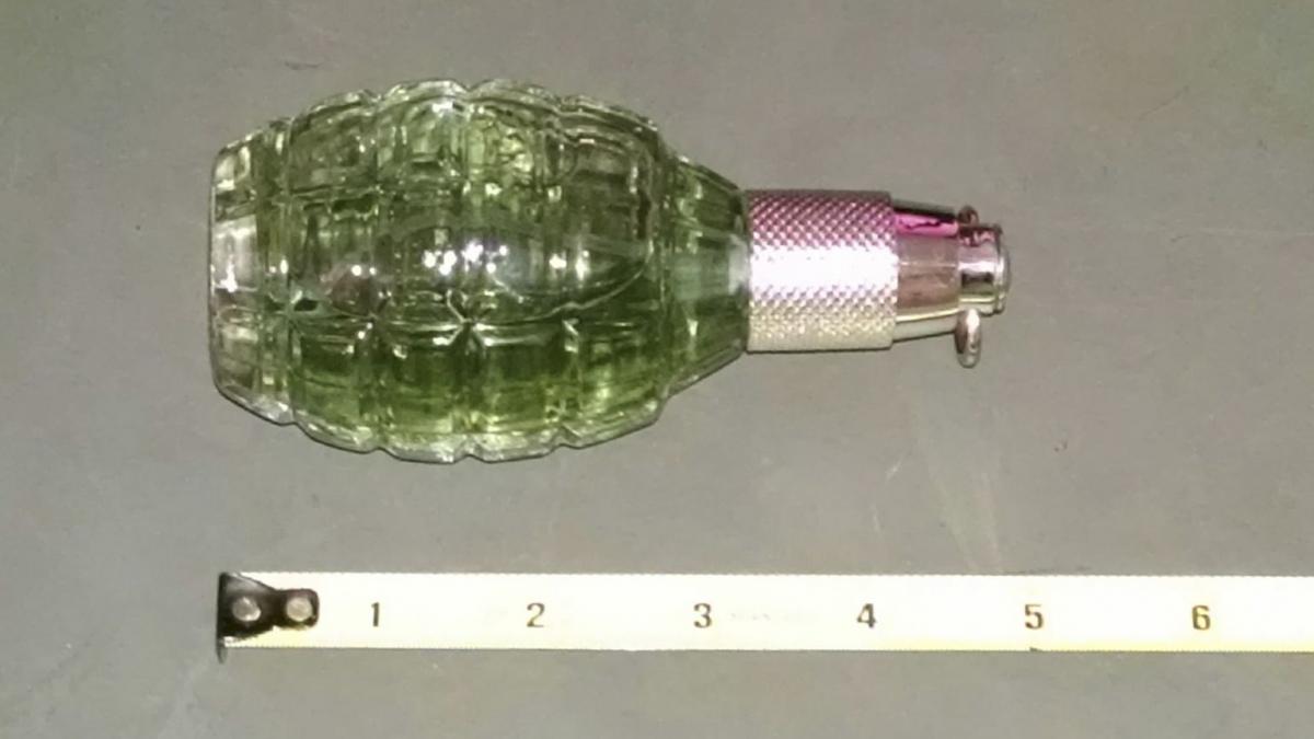 o sticla de parfum in forma de grenada a provocat evacuarea unui tribunal din sua