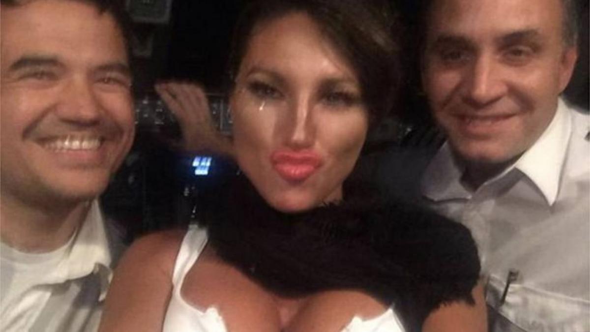 piloti concediati dupa ce au primit un fotomodel de bikini in cockpit cei trei protagonisti risca