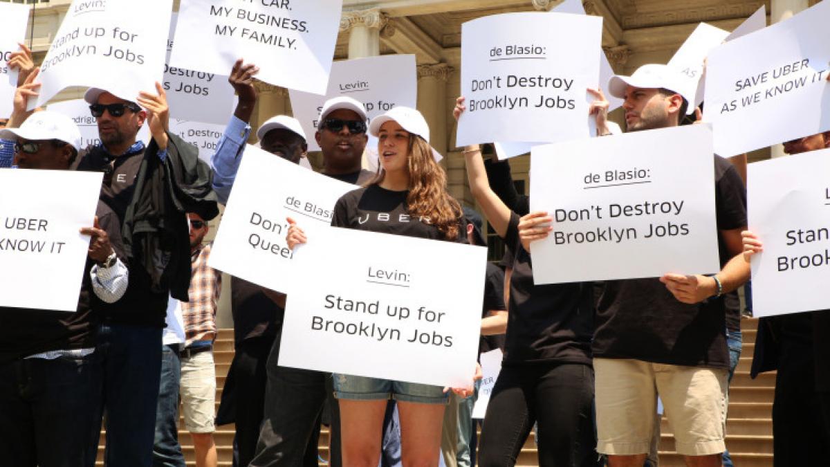 protest organizat de uber in fata primariei din new york