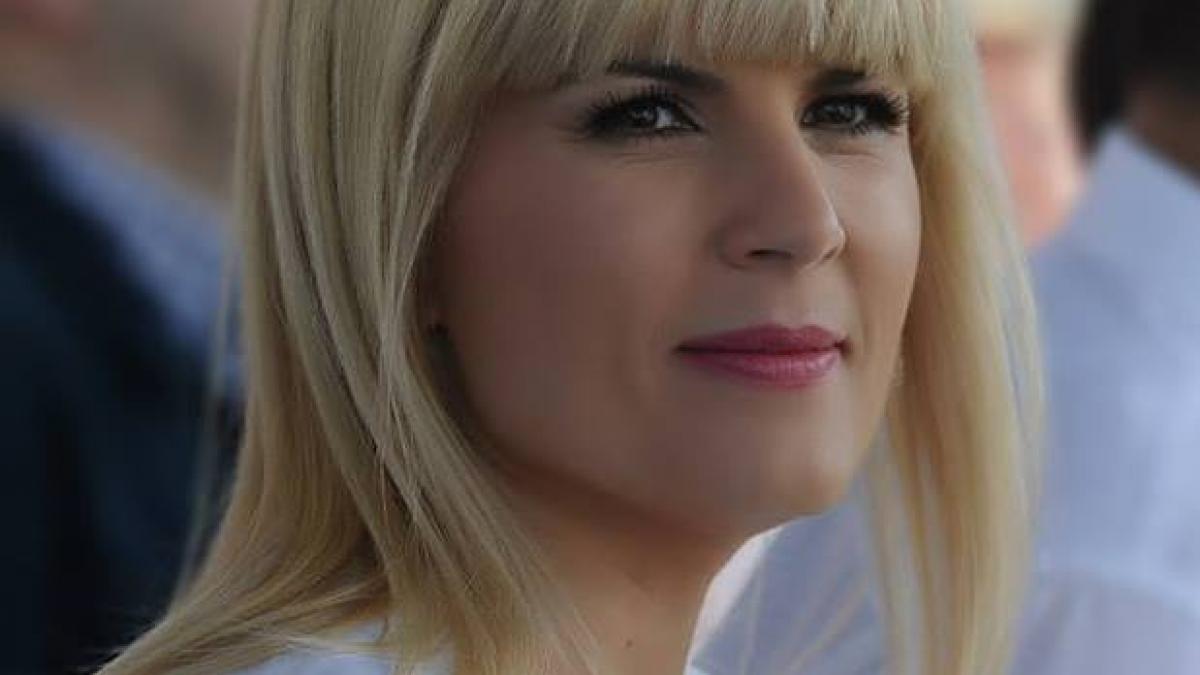 elena udrea surprinsa in tinute sexy la mare