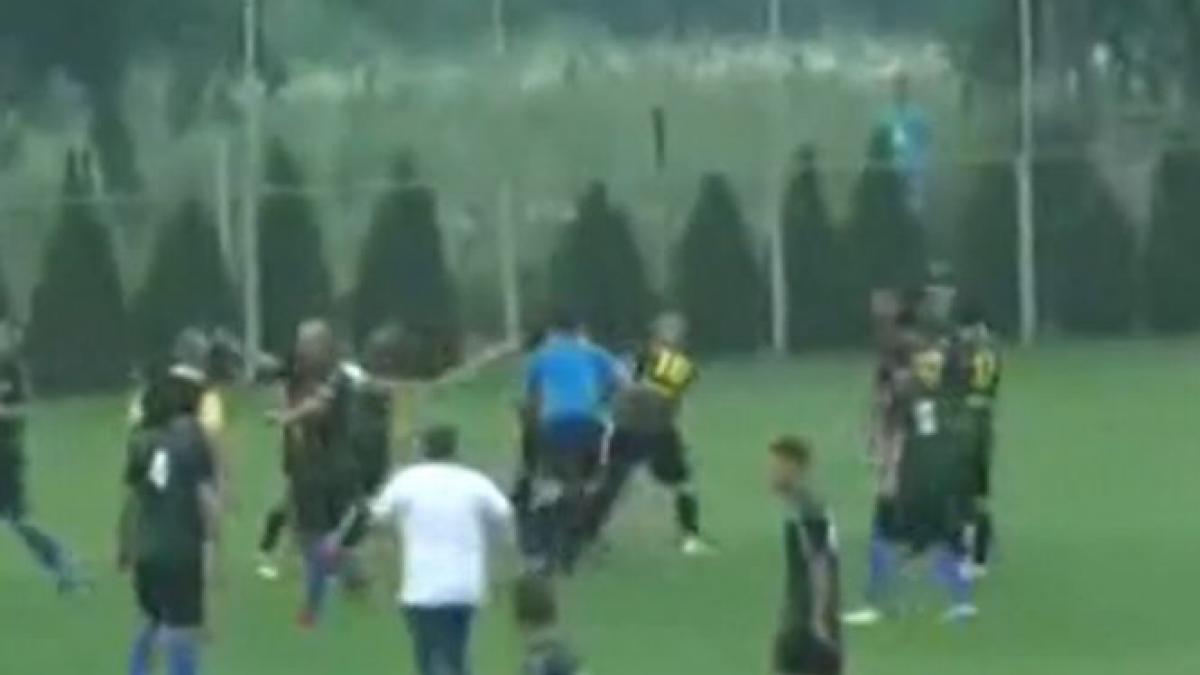 scene de box pe terenul de fotbal